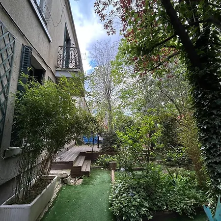 Holiday home Stella's Entire House Avec Hidden Garden, Paris 10'disney30mins *